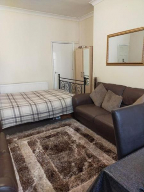 Apartment, Female and Children only